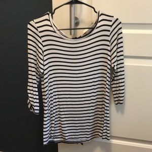 Tie back black and white 3/4 sleeve shirt
